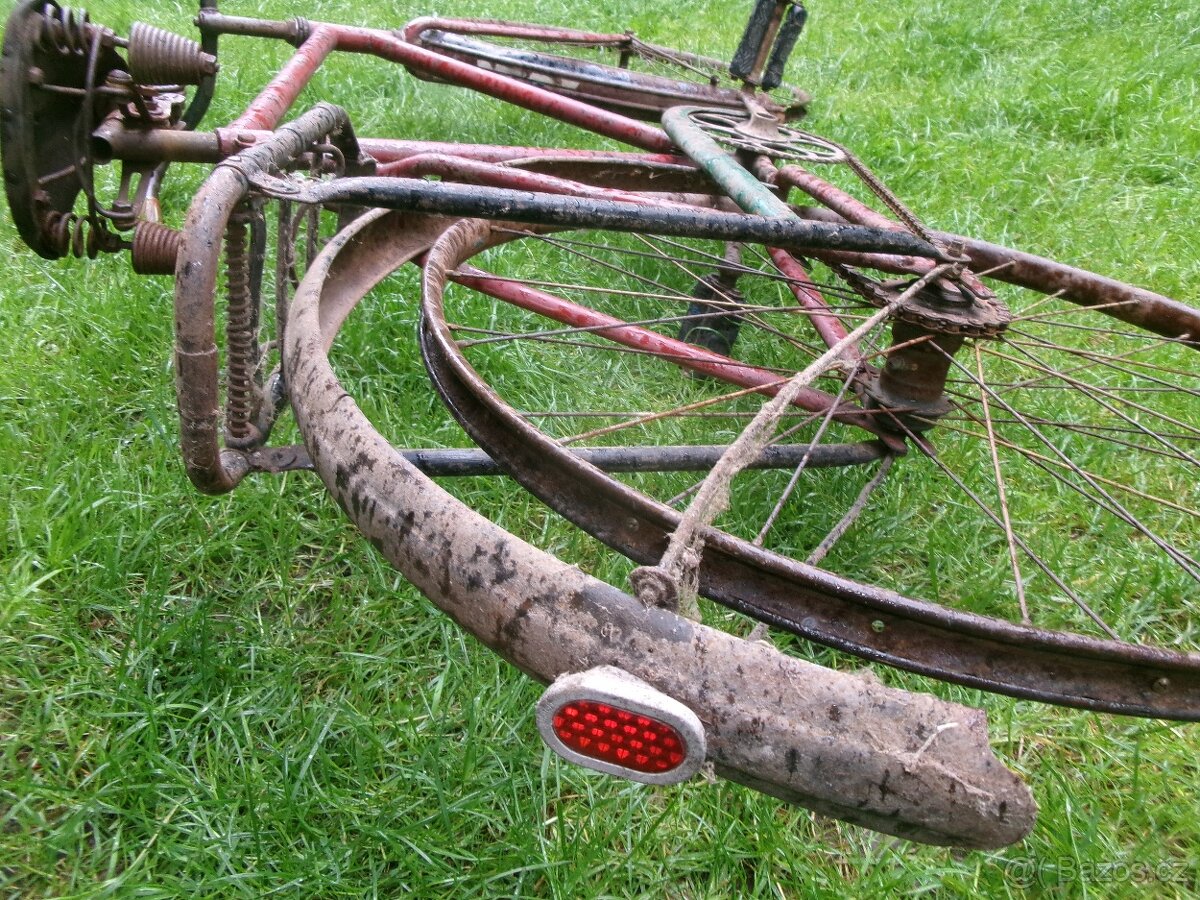 Prodám staré pánské jízdní kolo /nepůvodní barva/. Skladován - 9