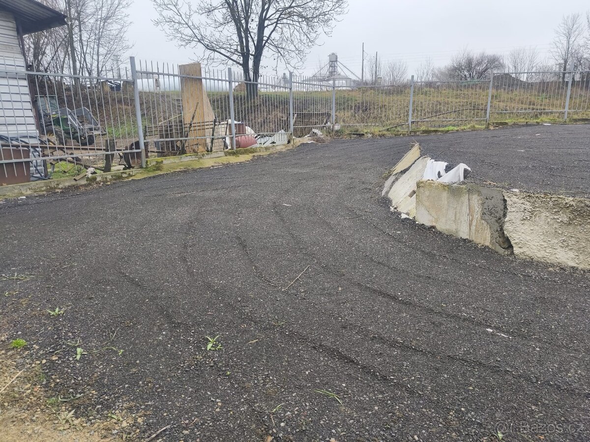 Zpevněná oplocená plocha - 9