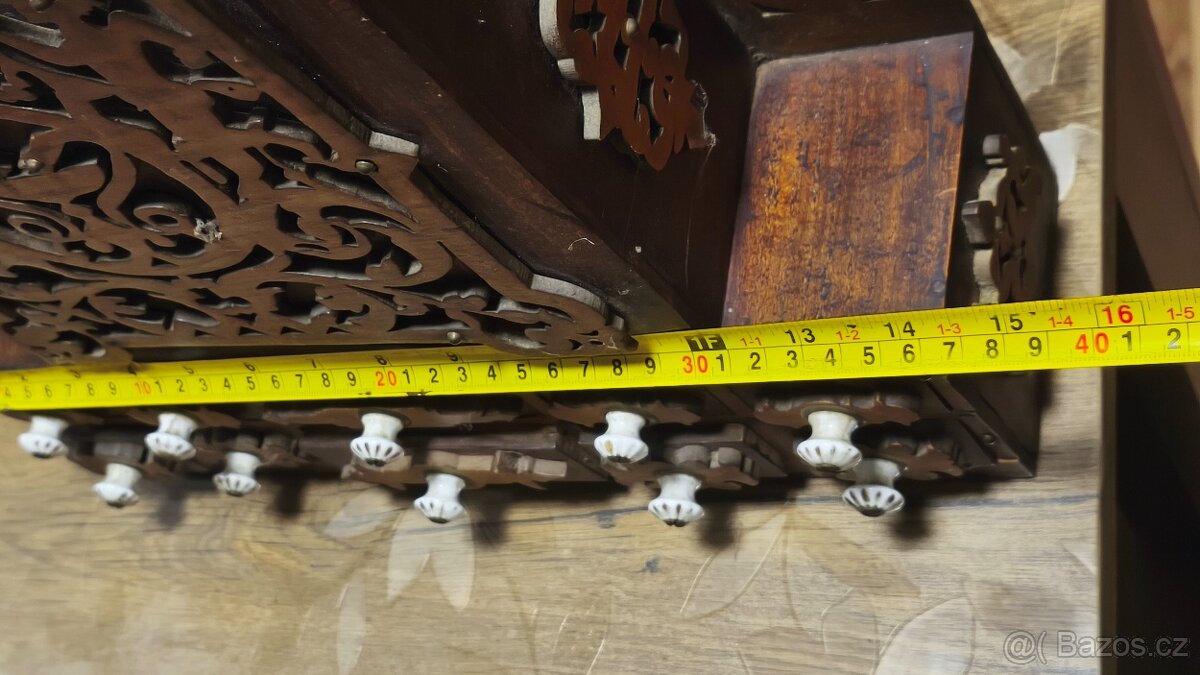 Dřevěná, zdobená skříňka . - 9