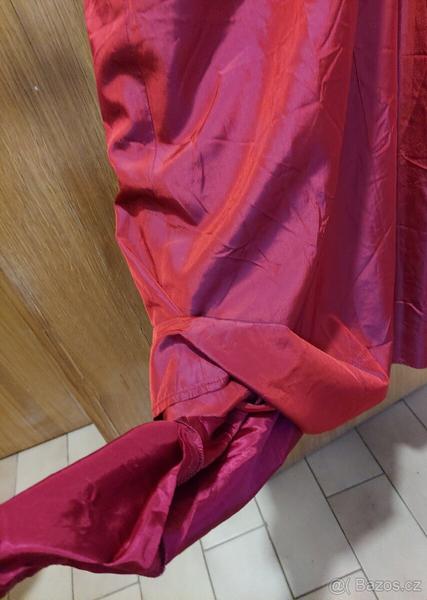 Dlouhé plesové šaty. - 9