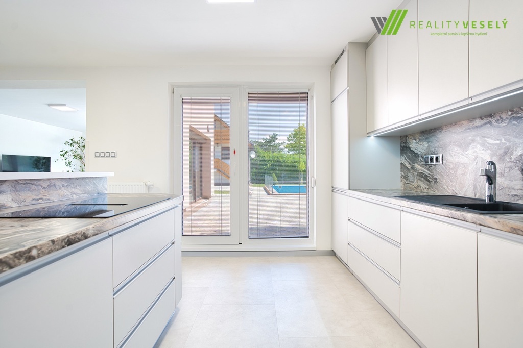 Prodej rodinného domu 4+kk se zahradou, garáží,druhým domem - 9