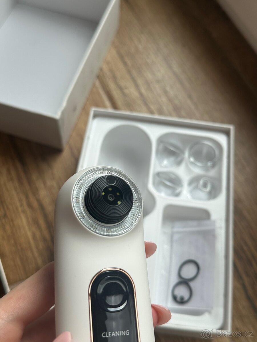 Vysavač na černé tečky a póry - 9