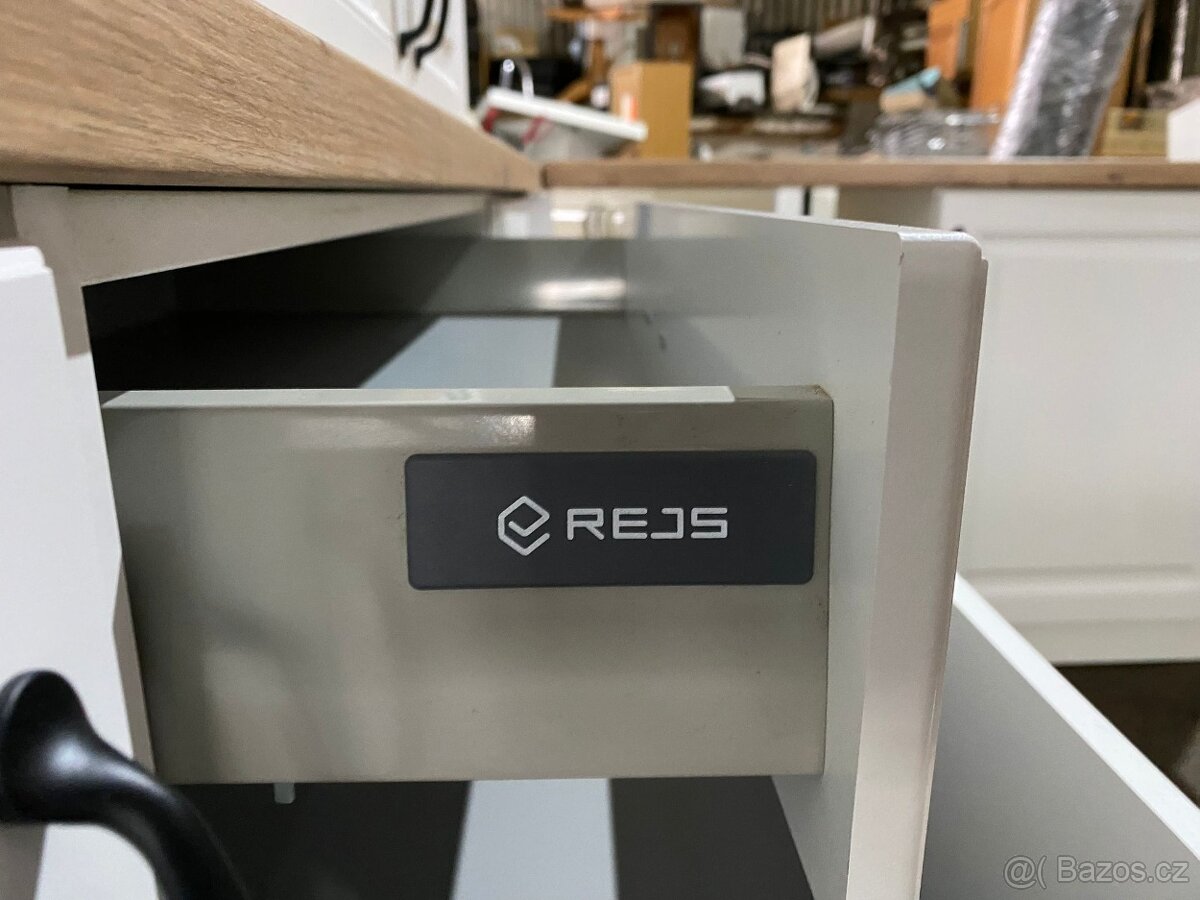 Moderní kuchyňská linka bez spotřebiči - 9