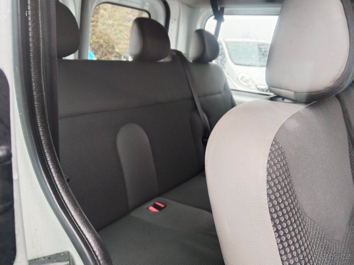 Opel vivaro 2,0cdi,9 míst, klima,doložené km - 9