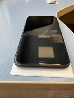 Apple iPhone 11 64GB černý - 9