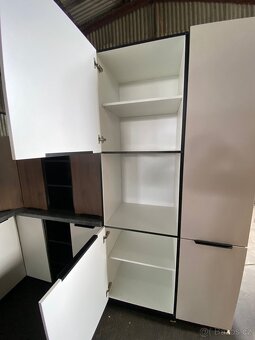 Moderní kuchyňská linka bez spotřebiči - 9