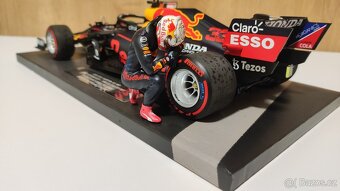 Max Verstappen 1:18 s figurkou - prvy titul Abu Dhabi 2021 - 9