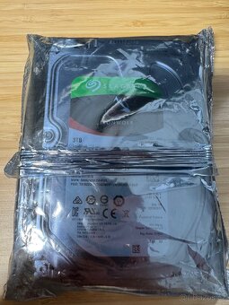 HDD disky Synology / Western Digital / Seagate / Dell - 9