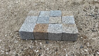 Žulové kostky 10x10cm, tl. 8cm šedožluté (řezanoštípané) - 9