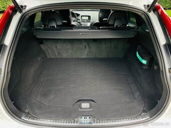 Volvo XC60 2.4 D5 4x4 MANUÁL R-DESIGN KAMERA FACE SERVISKA - 9