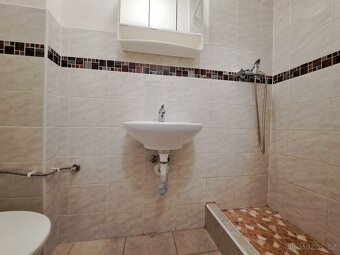 Pronájem 1+kk-zvýšené přízemí 28m², okno do zahrady. Šilingr - 9