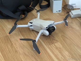 Dron DJI Mini 3 Fly More Combo šedý - 9