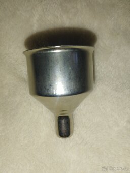 nepoužité placatky + trychtýř na placatky - 9