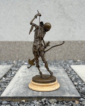 Bronzová socha Smrt kostlivec s lukem a šípy gotika fantasy - 9