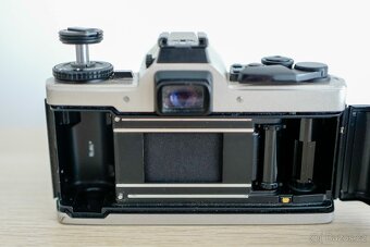 Olympus OM-4 Ti + Zuiko OM 28mm f/3.5 - 9