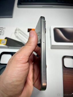 iPhone 15 Pro 256 GB + 2× sklo + 2 kryty (Pitaka & Tactical) - 9