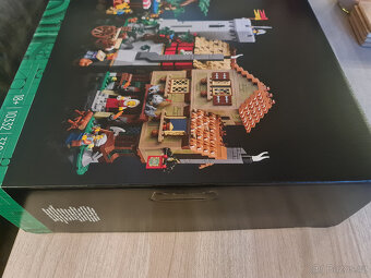 LEGO® ICONS™ 10332 Středověké náměstí + přepravní box - 9