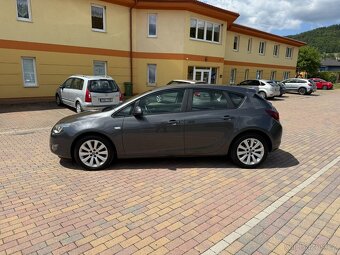OPEL ASTRA J 1.6 16V 85kW-2010-128.772KM-XENON,AC,VÝHŘEV- - 9