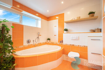 Rodinný dům 4+kk, 120m2, garáž, bazén, zahrada, Roudné, okre - 9