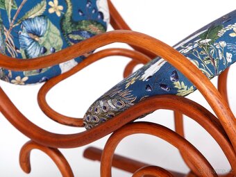 Houpací křeslo THONET, nové čalounění. - 9