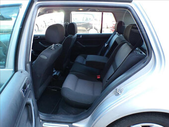 Volkswagen Golf 1,6 i KLIMA,TAŽNÉ ZAŘ. - 9