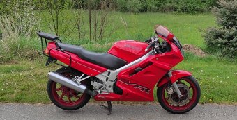 Honda VFR 750 F typ RC36 - 9