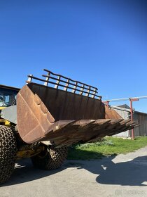 Nakladač VOLVO 330E - 9