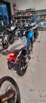 CFMOTO 450MT-R E5+ MODRÁ Zephyr Blue + ZIMNÍ VÝBAVA ZDARMA - 9
