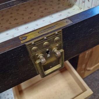 Starožitný příborník a komoda - 9