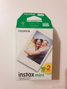 Fujifilm INSTAX mini LiPlay
- 9