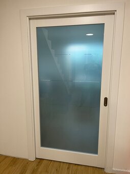 Posuvné bílé interierové dveře se sklem, 100cm - 9