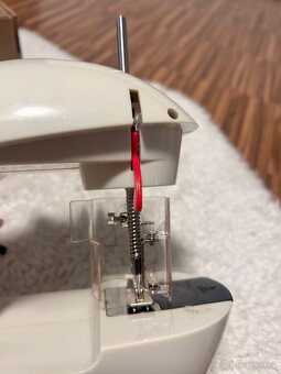 dětský šicí stroj s vybavením - 9