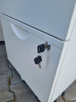 Zamykatelný plechový kontejner - 9