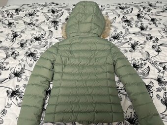 Tommy Jeans dámská péřová bunda s kožešinou Zelená XXS - 9