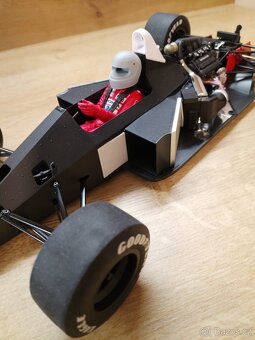 Meng 1:12 F1 McLaren+ Senna figurka Meng - 9
