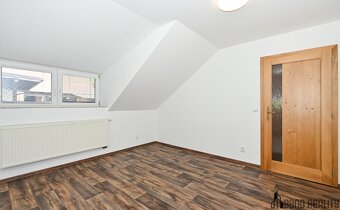 Prodej rodinného domu s hospodářstvím a stájemi - 9