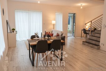 Prodej moderních rodinných domů ve výstavbě v klidném prostř - 9