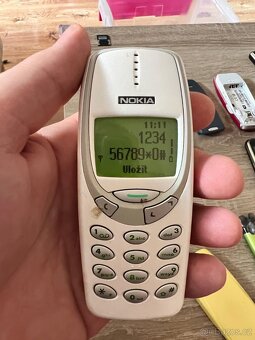 Prodám staré mobilní telefony s příslušenstvím - 9