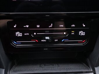 Volkswagen Passat 2,0 TDI DSG Elegance Matrix DPH (2021) - 9