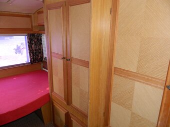Dvouosý karavan Tabbert s přídavnou střechou - 9