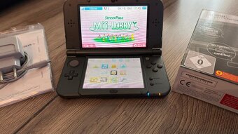 Nintendo 3DS XL v černé barvě + 13 her - 9