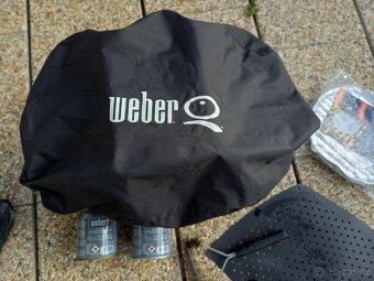Gril Weber Q1200 vč. podstavce, bomb a grilovacího náčiní - 9