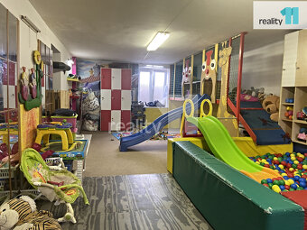 Prodej velkého rodinného domu - 2 byty, 1 nebytový prostor, - 9