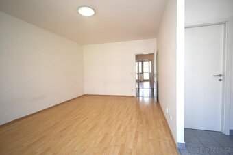 Velmi pěkný 2+kk, 68m2 se dvěma lodžiemi, garáží a sklepem, - 9