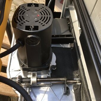 Stolní pila DeWALT DWE 7492 - 9