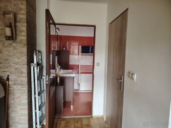 Pronájem prostorného bytu 2+kk (72 m²) v rodinném domě – C - 9