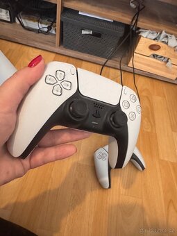 PLAYSTATION 5 PRO, 2 OVLADAČE, DOKOVACÍ STANICE PRO OVLADAČE - 9
