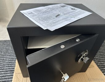 TREZOR, NÁBYTKOVÝ TREZOR, SEJF - JAKO NOVÝ - - 9