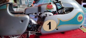 Model 1:9 závodní motorka 1957 Protar Mondial - 9