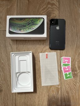 Apple iPhone Xs 256GB Černý - 9